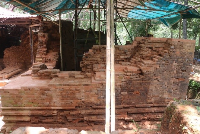 Renovation work of the northeast tower of Prasat Krachap